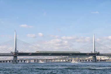 İstanbul, Türkiye, 24 Ekim 2019: İstanbul Metrosu 'nun M2 hattı boyunca kablolu bir köprü olan Haliç Metro Köprüsü' nden geniş açı görüntüsü.