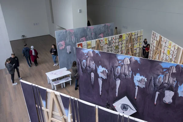 İstanbul, Türkiye, 29 Ekim 2019: Msfau 'da düzenlenen 16. İstanbul Bienali' nin iç ayrıntıları (İstanbul Resim ve Heykel Müzesi), iki yılda bir düzenlenen çağdaş bir sanat sergisi.