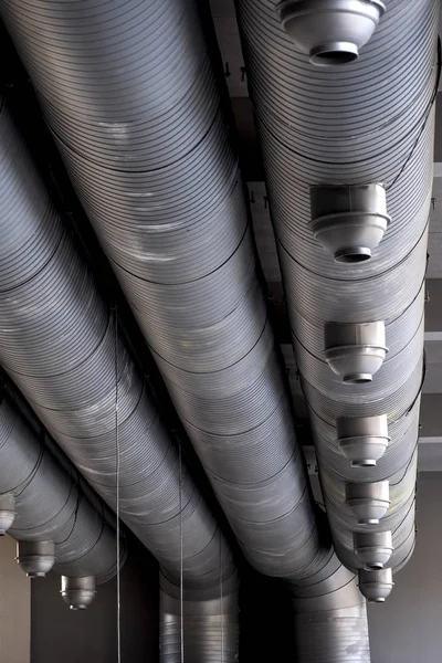 Tubos de ventilação dentro de um edifício moderno — Fotografia de Stock