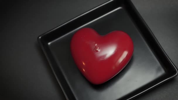 Hand Zündet Herzförmige Kerze Auf Dunkler Oberfläche — Stockvideo