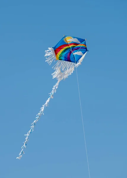 Rainbow Patterned Kite Πετώντας Στον Αέρα — Φωτογραφία Αρχείου
