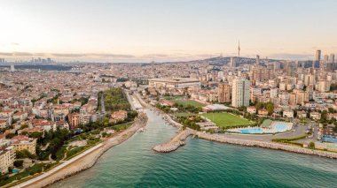 İSTANBUL, TURKEY, AĞUSTOS 5 Ağustos 2020: İstanbul, Türkiye 'nin Asya yakasında yer alan büyük, kalabalık ve kozmopolit bir mahalle olan Moda Yogurtcu Parkı ve Kızıltoprak' dan hava manzarası.