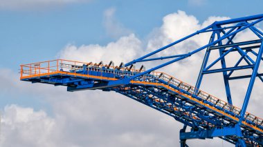 Mavi Gök ve Bulutlu Endüstriyel Mavi Kuşak Taşıyıcı