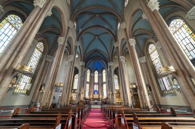 İSTANBUL, TURKEY, 9 Eylül 2020: İstanbul, Türkiye 'deki Roma Katolik Kilisesi' nin bir bazilikası ve en büyük kilisesi olan Padualı Aziz Anthony Kilisesi 'nden geniş açılı iç detay.