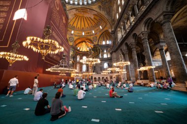 İSTANBUL, TURKEY, 9 Eylül 2020: Ayasofya Büyük Camii 'nde dua eden insanlar, eski adıyla Ayasofya Kilisesi, İstanbul' da antik bir ibadethanedir. 537 'de inşa edilmiş..