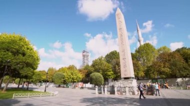 İSTANBUL, TURKEY, SEPTEMBER 9, 2020: Theodosius 'un Obelisk' ini ziyaret eden insanlar, Firavun Thutmose III 'ün antik dikilitaşı Konstantinopolis Hipodromu' na (Sultanahmet Meydani) Roma İmparatoru I. Theodosius tarafından MS 4. yüzyılda yeniden dikildi..