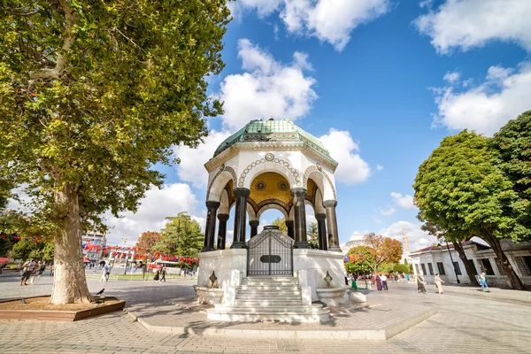 Istanbul Turkey September 2020 Széles Látószögű Német Szökőkút Egy Pavilon — Stock Fotó