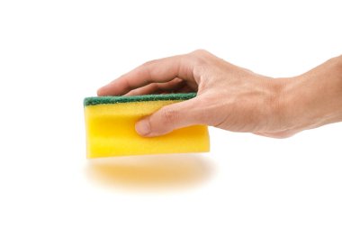 Bulaşık süngeri tutan kadın, beyaz yüzeyde izole edilmiş.