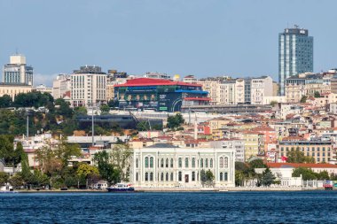 İSTANBUL, TURKEY, AĞUSTUSTOS 14 AĞUSTOS 2025: Divanhane Binası, aynı zamanda Divanhane Kapı Karakolu olarak da bilinen, Kasımpaşa 'da Osmanlı Sultanı Abdulaziz tarafından yaptırılan bir bina. Arkaplanda Beyoğlu.