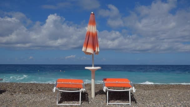 Playa Con Tumbonas Sombrilla — Vídeos de Stock
