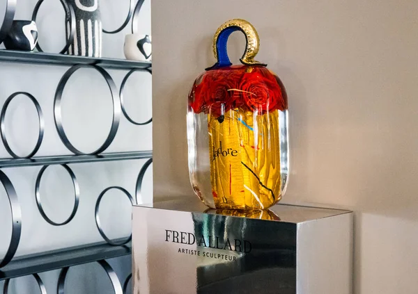 Fred Allard 'ın Paris' teki Saint Tropez Oteli 'ndeki gül sıkıştırma sanatı eseri. Fransa.