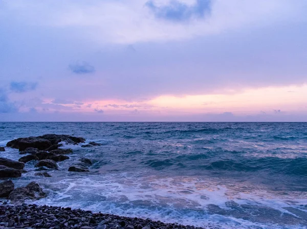 kayalarla deniz gün batımı, Liguria, İtalya