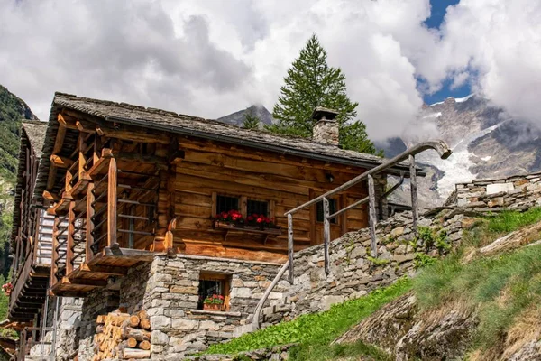 İtalyan alp köyünde walser ev