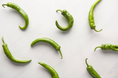 Jalapeno biberleri beyaz arkaplanda izole edilmiş. 