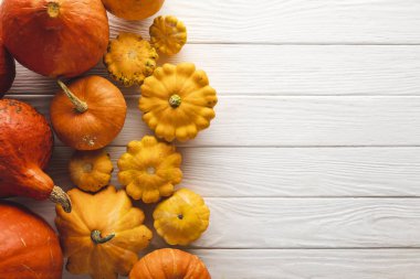 beyaz ahşap yüzeyüzerinde taze toplanmış kabları 