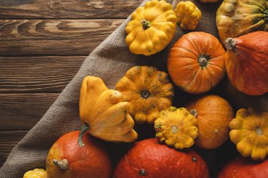 çuval bezi üzerinde taze aldı kabı