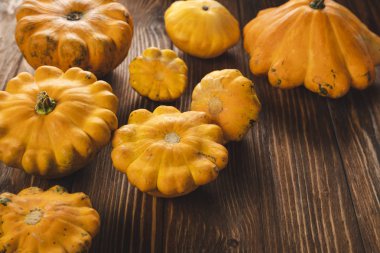 ahşap yüzeyde taze toplanmış kagılar 