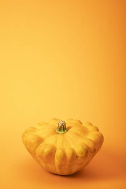 parlak sarı arka plan taze kanı