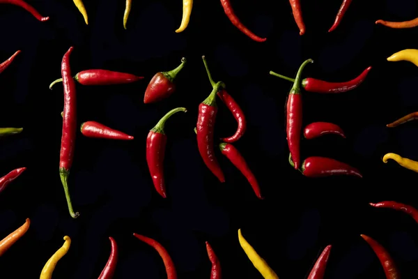 siyah arka plan üzerinde biber ateş kelime