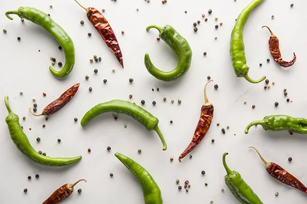 Chili Und Jalapeño Paprika Auf Weißem Hintergrund — Stockfoto