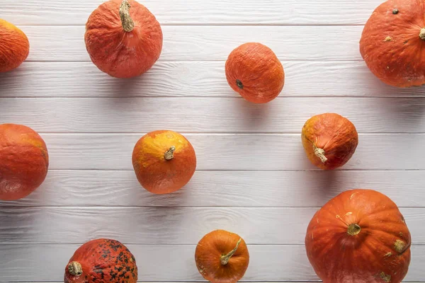 beyaz ahşap yüzeyüzerinde taze toplanmış kabları 