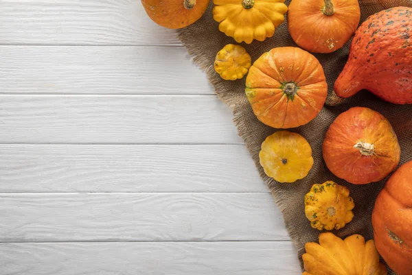 beyaz ahşap arka plan üzerinde çuval bez taze aldı kabı