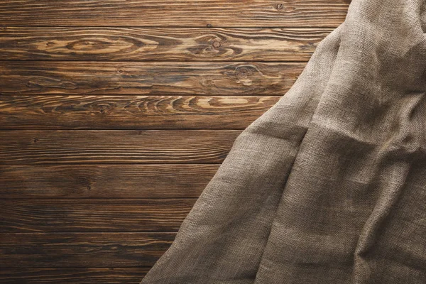 ahşap zemin yüzeyinde çuval bezi