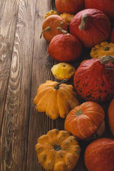 ahşap yüzeyde taze toplanmış kagılar 