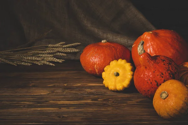 buğday ile ahşap yüzeyüzerinde taze kanı