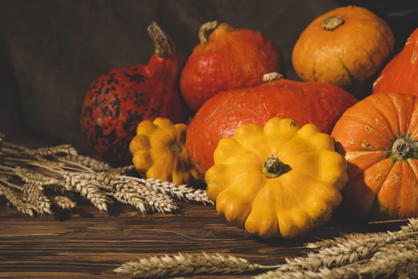 buğday ile ahşap yüzeyüzerinde taze kanı