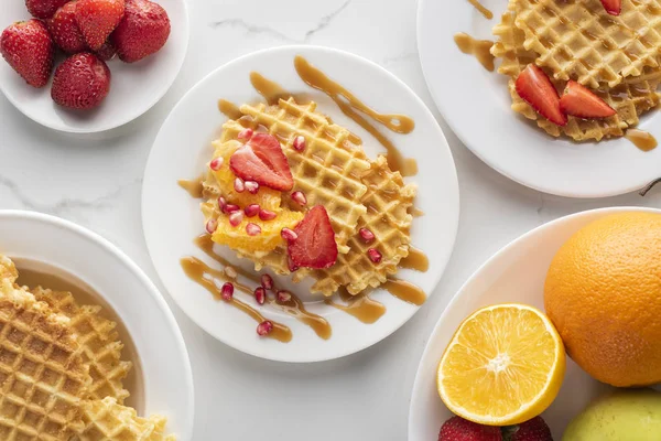 meyve ile beyaz bir arka plan üzerinde beyaz bir tabak üzerinde çilek ile waffle