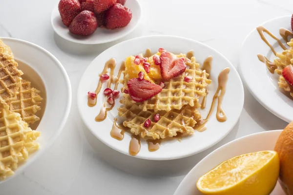 meyve ile beyaz bir arka plan üzerinde beyaz bir tabak üzerinde çilek ile waffle