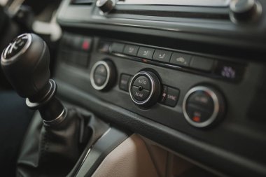 Araç klimalı düğmeleri ve gösterge tablosu görünümünü kapat.