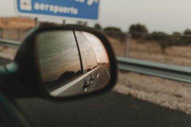 Gün batımında otomatik van pencereden yolun görünümü.