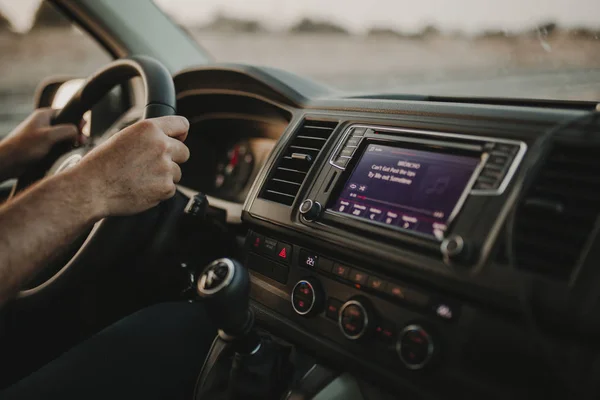 Hombre Manos Conduciendo Coche Atardecer Visto Desde Dentro — Foto de Stock