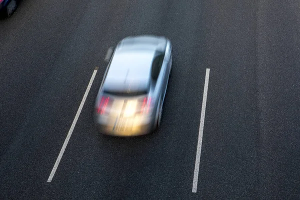 Grijze Auto Loopt Snel Weg Door Centrale Lane Bij Zonsondergang — Stockfoto