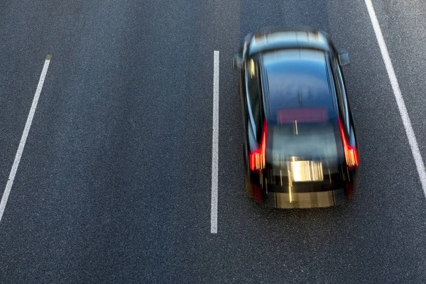 Zwarte Auto Loopt Snel Weg Door Rechterbaan Bij Zonsondergang Bovenste — Stockfoto