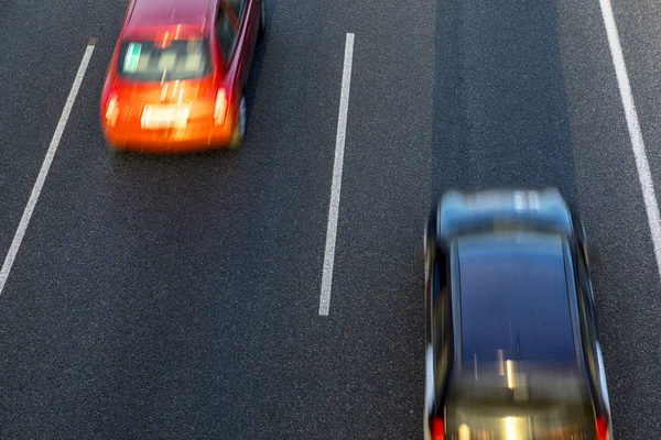 Vista Superior Dois Carros Correm Rápido Pela Rodovia Diferentes Faixas — Fotografia de Stock