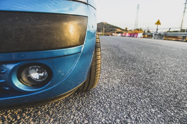 Деталь Синего Автомобильного Бампера Шины — стоковое фото