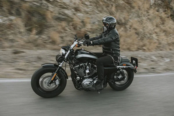 Homme Vêtements Noirs Chevauchant Une Moto Américaine Classique Noire — Photo