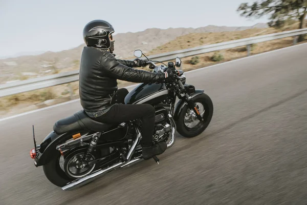 Hombre Con Ropa Negra Montando Una Motocicleta Americana Clásica Negra —  Fotos de Stock