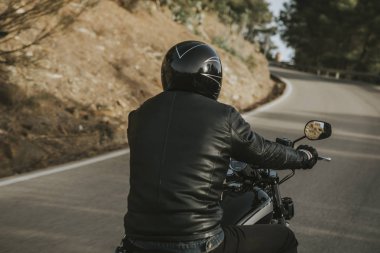 Amerikalı bir klasik motosiklet Binme siyah giysili biri arkadan görünüm kapatın
