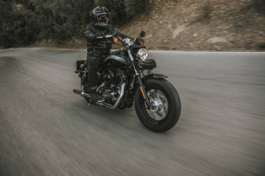 Klasik Motosiklet binici bir Amerikan klasik motosiklet Binme önden görünüm