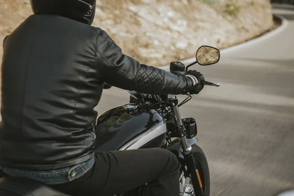 Vista Trasera Cercana Del Hombre Ropa Negra Montando Una Motocicleta —  Fotos de Stock