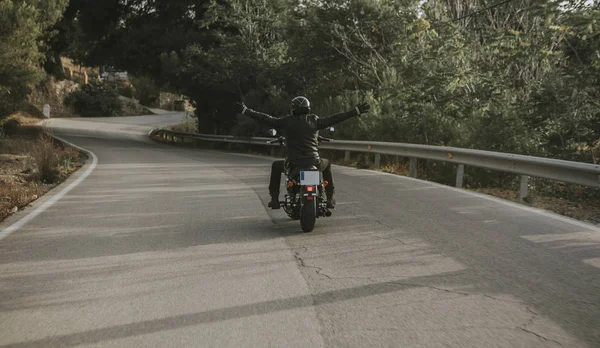 Человек Поднимает Руки Едет Своем Черном Мотоцикле — стоковое фото