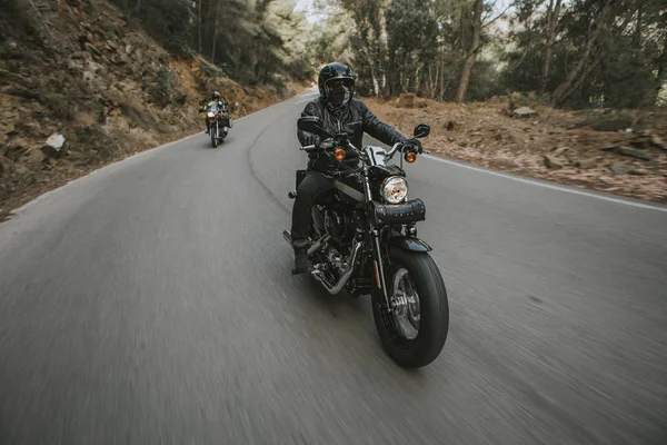 Adam dağlarda yolda siyah klasik Amerikan motosiklet Binme.