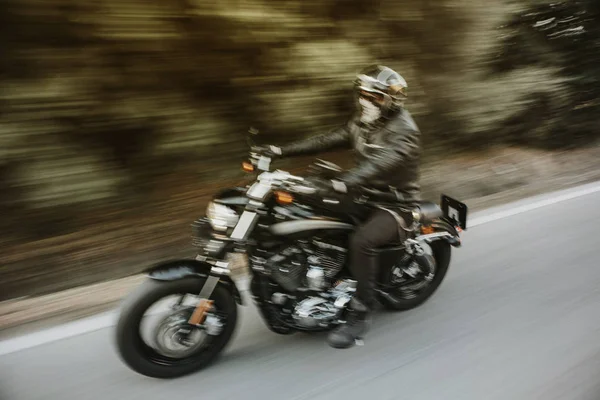 Imagen Borrosa Del Hombre Montando Una Motocicleta Americana Negra Carretera —  Fotos de Stock