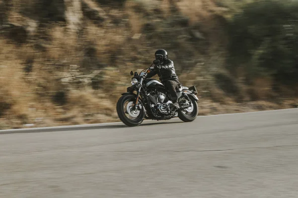 Чоловік Чорній Шкіряній Куртці Їде Мотоциклі Дорозі Через Гору — стокове фото