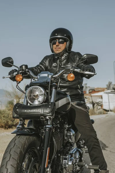 Закрыть Портрет Человека Черной Одежде Стоящего Рядом Велосипедом Улице — стоковое фото