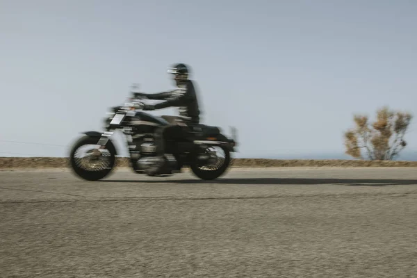 Homem Roupas Pretas Montando Uma Motocicleta Americana Rápido Uma Estrada — Fotografia de Stock
